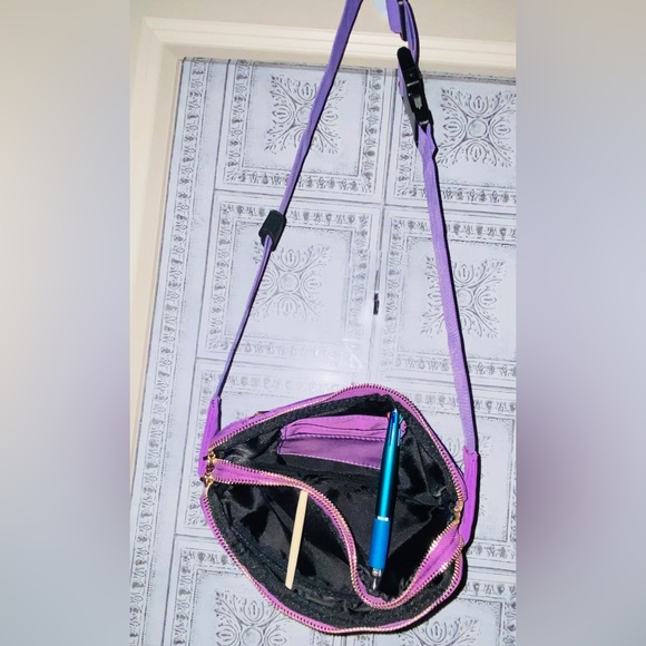 NWT Nylon Crossbody/Belt/Shoulder Totes-40”Adjustable Strap, 4 Gold Zip Pockets - Picture 7 of 16